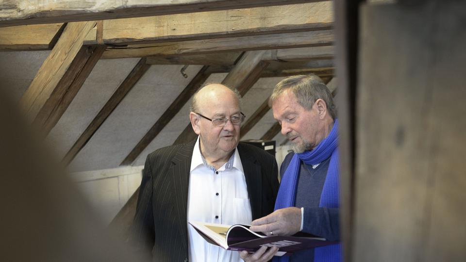 Formand for Sparekassen Hobro Fonden Henning Sørensen (t.v.) og formand for Hobro Kunstsamling Svend Nielsen kikker i den bog, der er udgivet i forbindelse med Lerfeldt-udstillingen Heavy.  Foto: Michael Bygballe <i>Michael Bygballe</i>