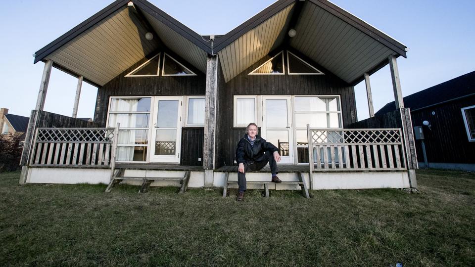 Hytteejer Ole Høgh Sørensen ser umiddelbart ikke ud til at kunne forvente nogen hjælp fra miljøministeren i sagen om de fire strandhytter i Rønbjerg, som han nu står til at skulle rive ned. I et svar til den nordjyske V-politiker Preben Bang Henriksen bakker Kirsten Brosbøl op om Naturstyrelsens udlægning af sagen. Arkivfoto: Martél Andersen <i>Martel Andersen</i>