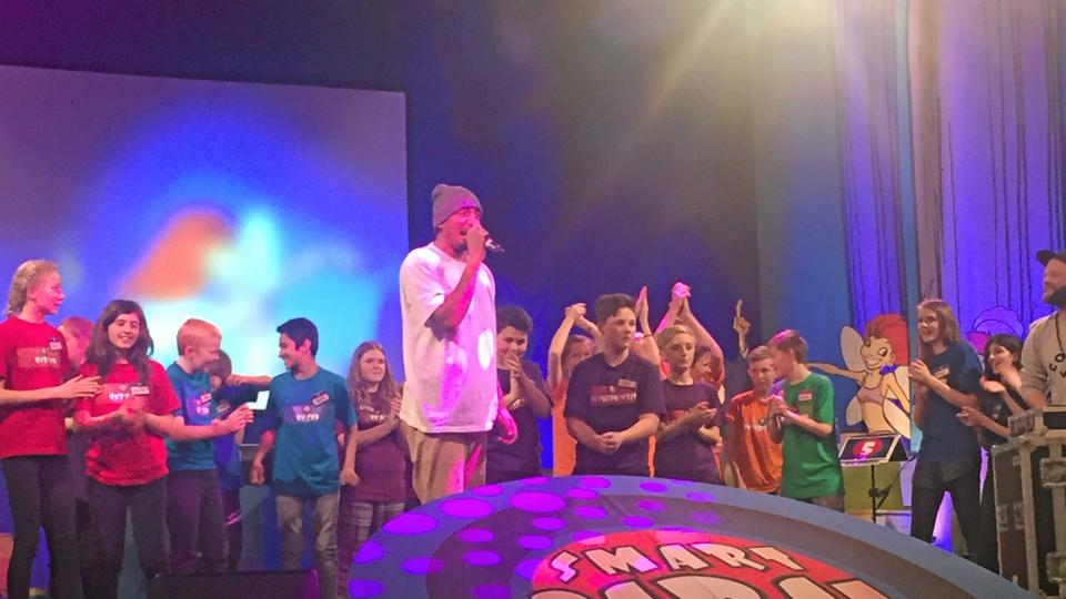 Team Illuminati - i lilla t-shirts - på scenen sammen med de øvrige finalehold. Privatfoto
