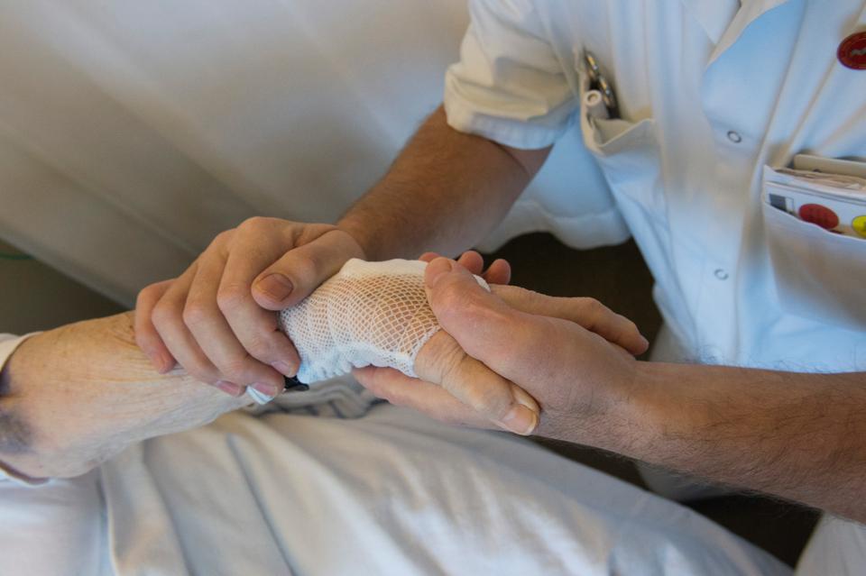 En voksende andel af den nordjyske befolkning er over 80 år - og i de kommende år bliver udviklingen endnu mere markant. Det betyder gevaldige udfordringer for ældreplejen, og måske skal vi vænne os til, at der bliver længere mellem plejepersonalet. <i>Arkivfoto: Grete Dahl</i>