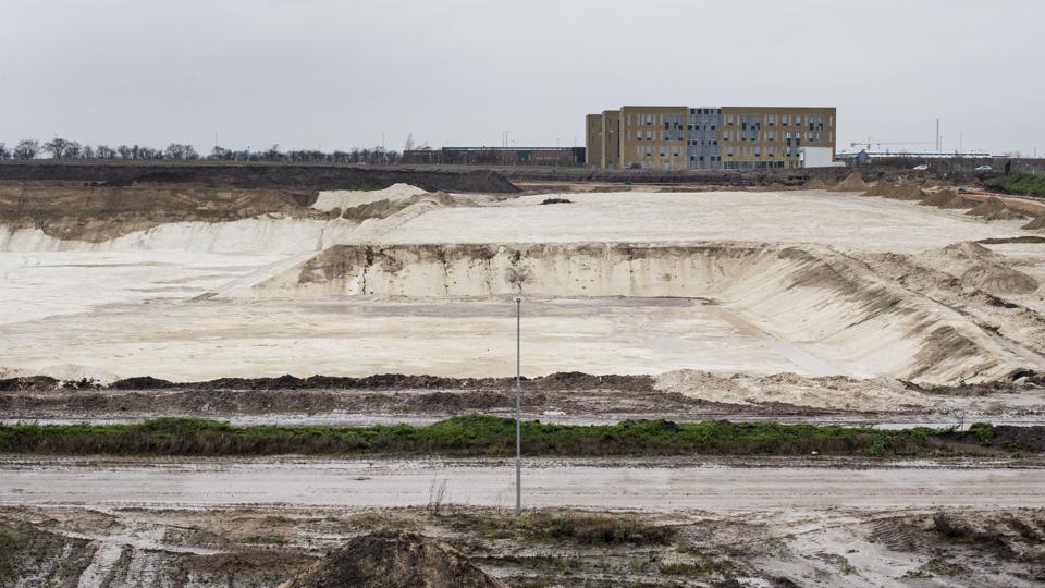 Opførelsen af det nye supersygehus i Aalborg Øst er allerede meget synligt i landskabet. Flere regionspolitikere frygter, at den kommende sygehusplan ikke i tilstrækkelig grad tager højde for, at verden ser helt anderledes ud, når det nye universitetshospital er færdigt i 2020. Arkivfoto: Martel Andersen <i>Martel Andersen</i>