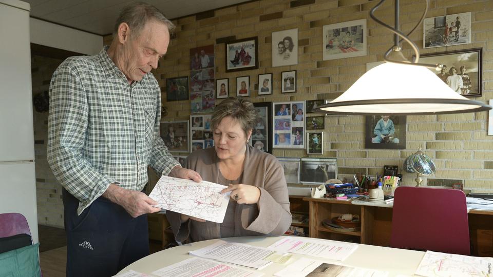 Leif Pedersen har deltaget aktivt i debatten om vindmøller i Nørrekær Enge i flere år. Her er han ved at gå et kort over de gamle og nye vindmøller igennem sammen med Brit Olesen, en anden af de bekymrede borgere i området. Foto: ?Michael Bygballe <i>Michael Bygballe</i>
