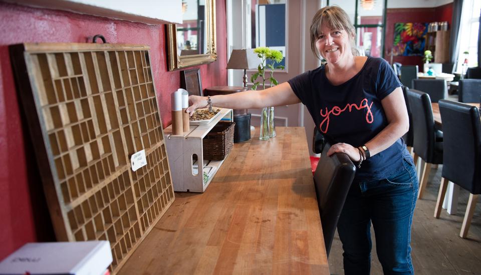Bethina Enevoldsen genåbner Café Holmen, dog nu med hvide vægge. Caféen har været lukket siden oktober og gennemgået en lettere renovering. Arkivfoto: Bo Lehm