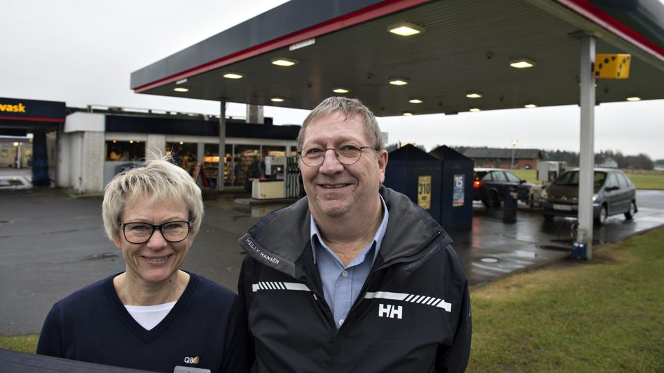 Poul Larsen har ønsket at få mere frihed og har forladt stillingen som forretningschef. Dorte Frederiksen har overtaget lederstillingen efter et år som souschef på stationen. Foto: Kurt Bering