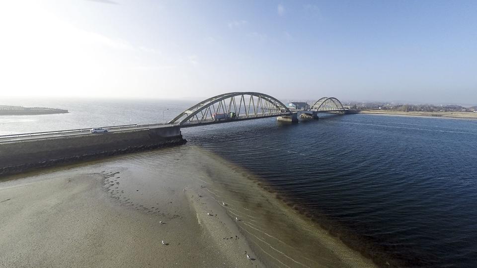 Aggersundbroen fra sydsiden. I 1939 begyndte byggeriet af broen, som blev bekostet af Aalborg, Hjørring og Thisted Amter. Foto: Henrik Bo <i>Foto: Henrik Bo</i>