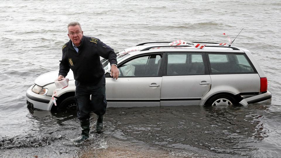 Kriminalassistent Arne Rosgaard måtte have røjserne på for at inspicere den usædvanligt parkerede bil.