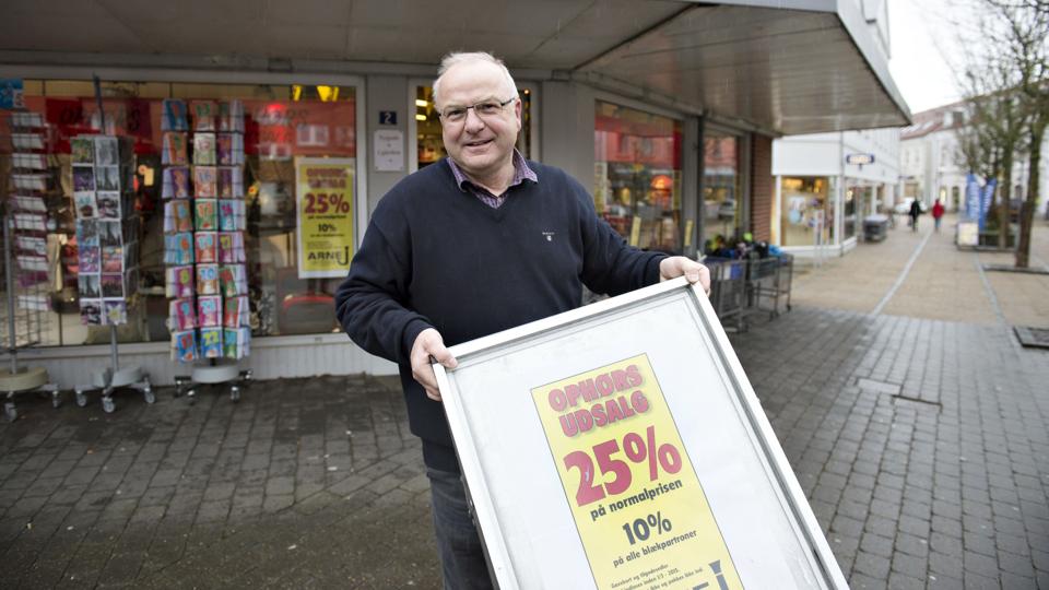 Arne Jensen håber stadig, at han får afhændet butikken til nye, friske kræfter - han har ophørsudslag til butikken bliver solgt, eller til den sidste taske er solgt. Foto: Kurt Bering