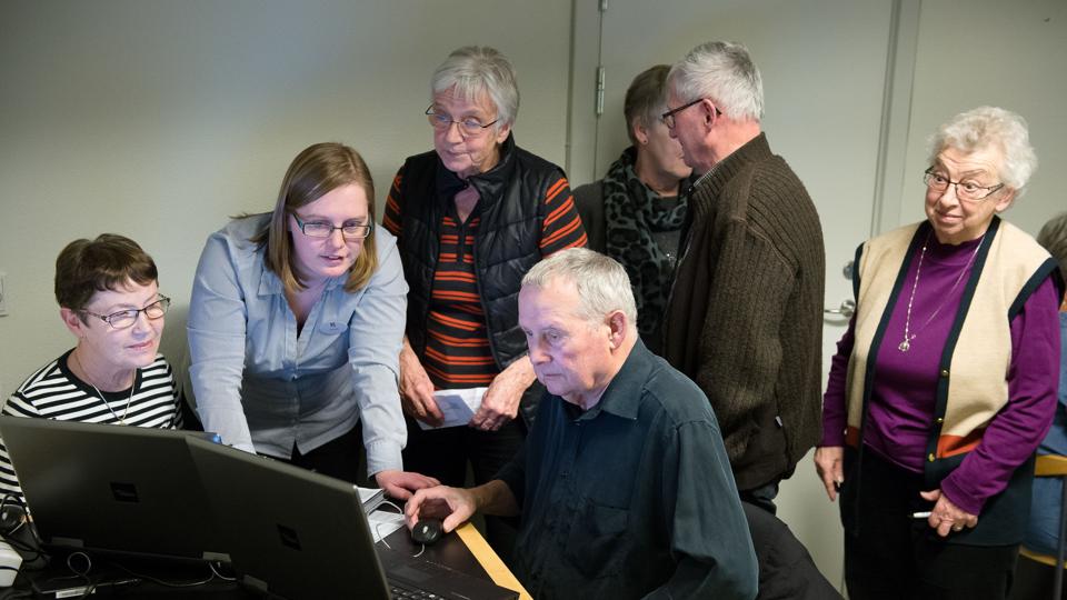 Flere og flere af de kommunale servicetilbud bliver digitaliserede, og derfor vil Morsø Kommune oprette et korps af digitale ambassadører, der skal kunne hjælpe andre med på vognen. Arkivfoto: Bo Lehm