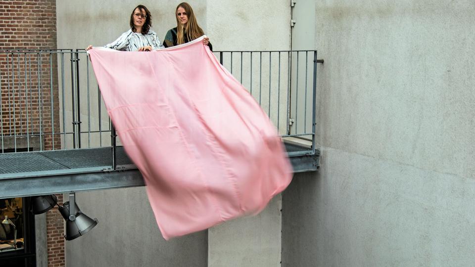 Sofie Hesselholdt og Vibeke Mejlvang leger med hudfarven - eller den hvide mands farve. Foto: Niels Fabæk