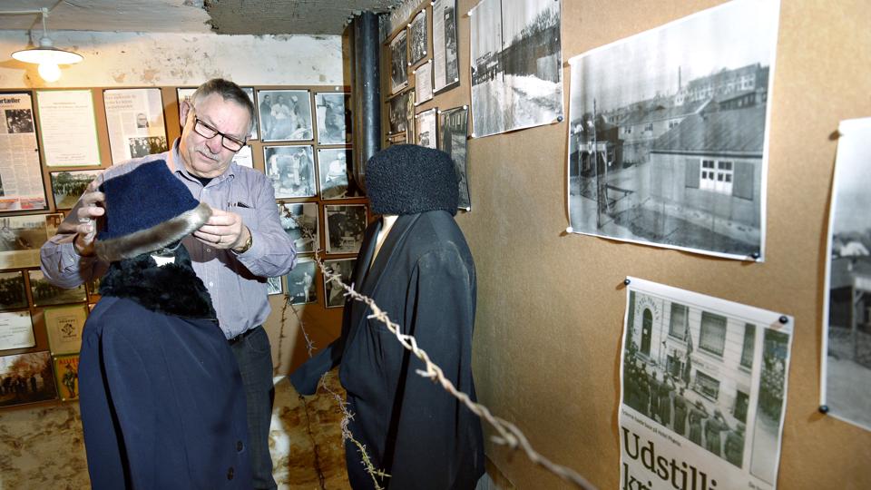 Poul Erik Andreasen viser rundt i arkivet. Arkivfoto: Bente Poder