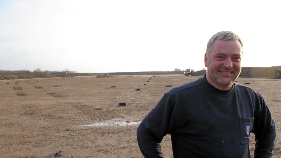 Det 0,8 hektar store areal til haveaffald bag Thisted Genbrugscenters formand André Klittenberg skulle efter planen være færdig om små to uger. Den regnfulde vinter har imidlertid forsinket arbejdet, der ventes at være færdig i marts. ?Foto: P. E. Tarp