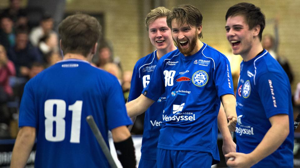 Så stor var jublen hos Hot Shots efter sidste sæsons sejr i pokalfinalen på 6-3 over Hvidovre. Denne sæsons finale spilles i Brønderslev Hallen 2. januar.Arkivfoto: Hans Ravn <i>Hans Ravn</i>