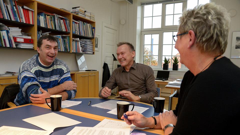 Ib Poulsen (DF), Jens Otto Madsen (EL) og Ulla Vestergaard (S) havde de brede smil fremme, da de i november underskrev en samarbejdsaftale på skole og børnepasningsområdet. Siden har det været svært at udmønte aftalens intention om at nedsætte et rådgivende udvalg. Foto: Peter Mørk <i>Foto: Peter Mørk</i>