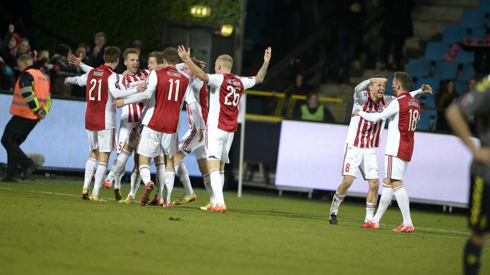 AaB-spillerne fejrer Anders K. Jacobsens sene scoring mod Brøndby. Foto: Grete Dahl <i>Grete Dahl</i>