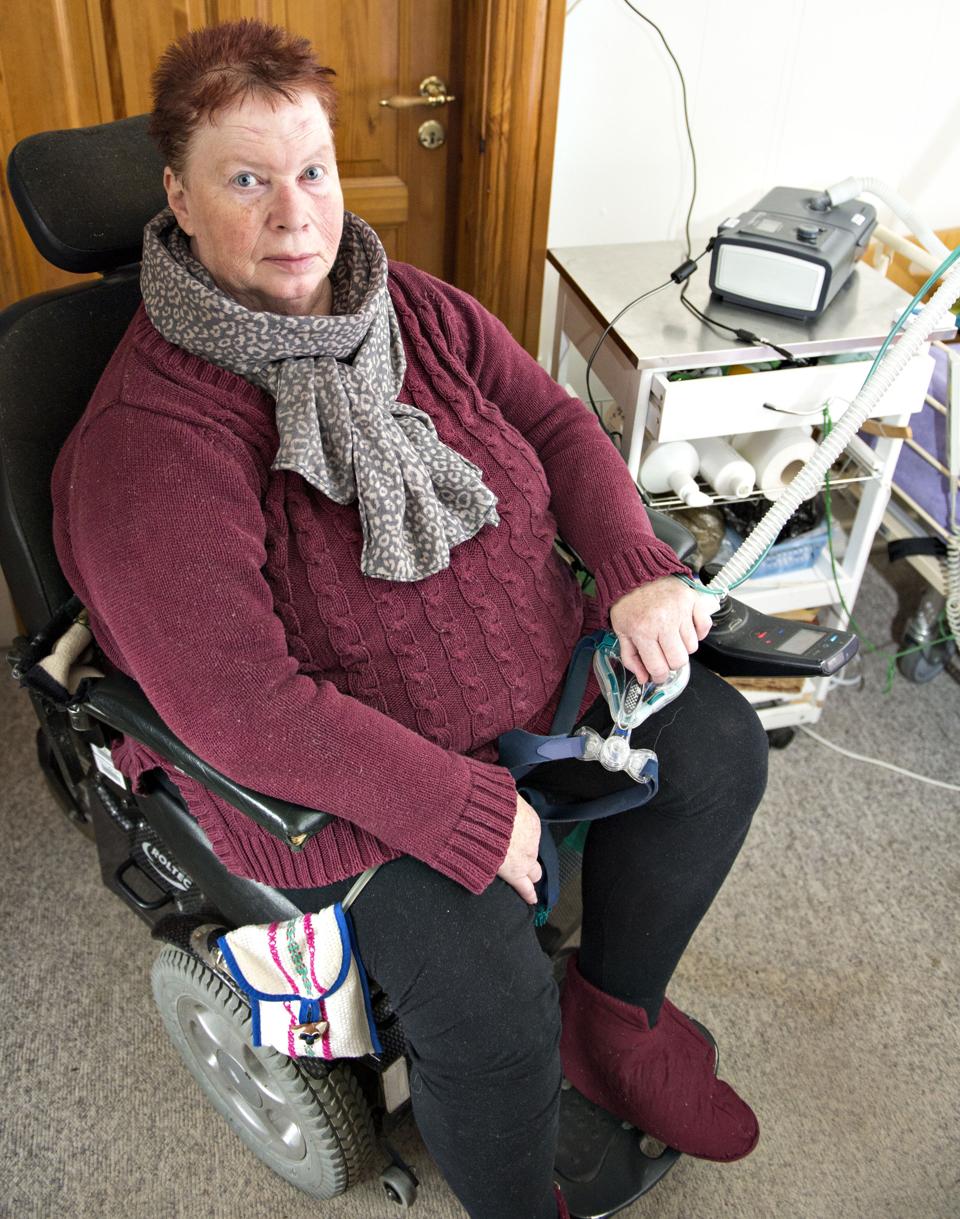 Da 66-årige Elly Henriksen fra Hallund i efteråret blev indlagt på Aalborg Universitetshospital, var det som omtalt i NORDJYSKE, i første omgang uden den handicaphjælper, som kommunen har bevilget til den muskelsvindramte kvinde. Men efter to døgn på sygehuset følte hun sig så hjælpeløs, at hun valgte at tilkalde sin personlige hjælper, vel vidende at det var i strid med Brønderslev Kommunes nye regler på området. Kommunen har dog ikke efterfølgende trukket i hendes bevilling. Foto: Kurt Bering