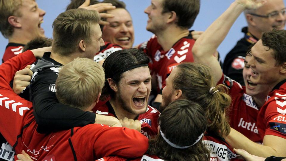 Så glade var spillerne efter pointet i Ungarn. Tirsdag finder de ud af, hvem der bliver modstanderen i ottendedelsfinalen. Foto: Aniko Kovacs/Scanpix <i>Scanpix Denmark</i>