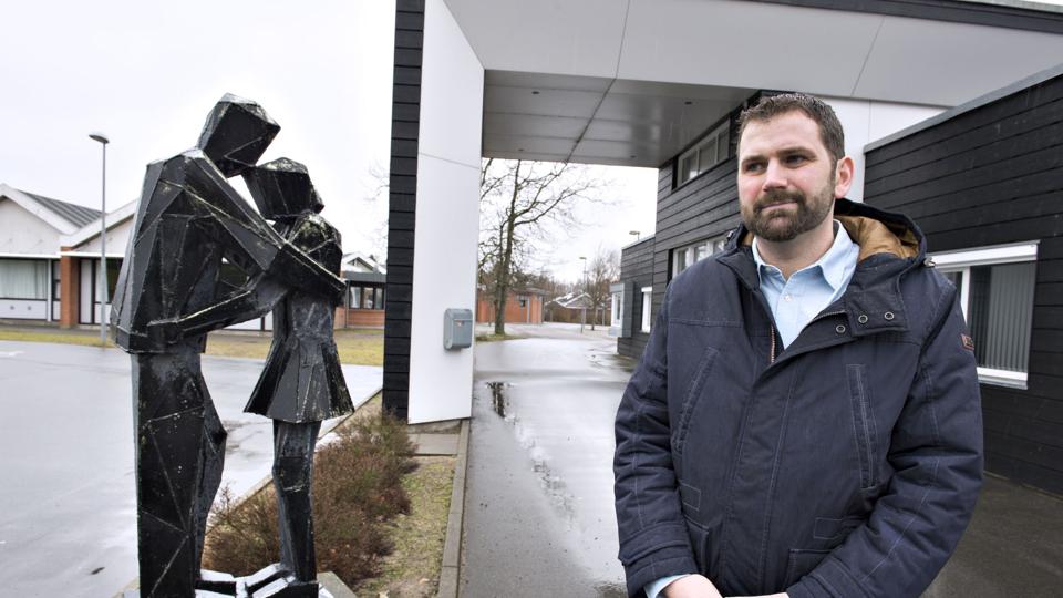 Martin Hareskov Larsen er en af de bekymrede forældre, der flyttede familien til Sæby for netop at kunne bo tæt på børnenes skole.Foto: Hans Ravn
