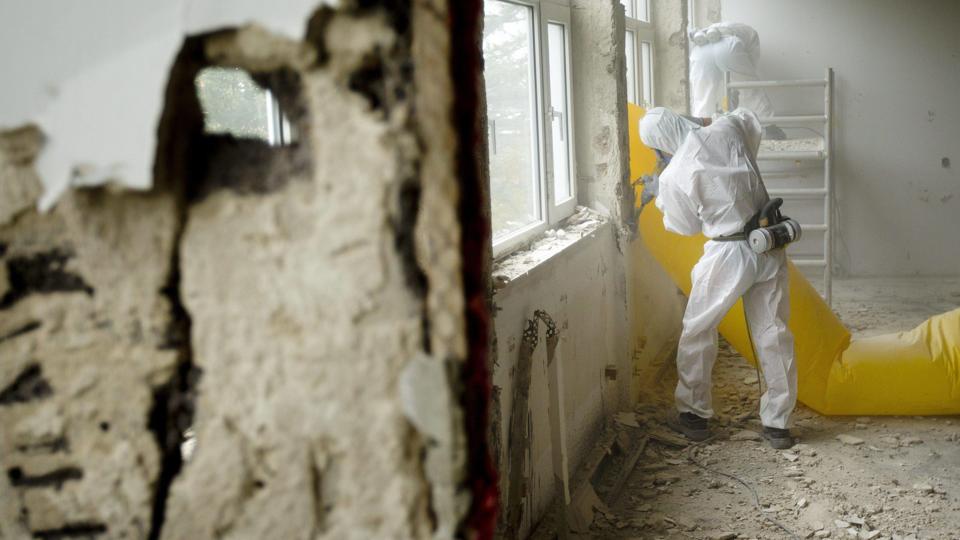 Skal du renovere din bolig eller have nyt tag, kan det blive dyrt, hvis der er asbest, for så skal arbejdet sættes i stå, mens de giftige materialer bliver fjernet. Arkivfoto: Morten Stricker/Scanpix <i>Scanpix Denmark</i>