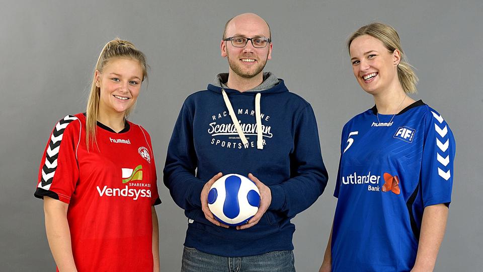 Niels Hansen (midten) med to af de kommende U-18 spillere, Madicken Pedersen i den røde Trekroner IF kamptrøje og Stine Bjerg Mathiasen i den blå FIF trøje. Foto: Erik Sahl