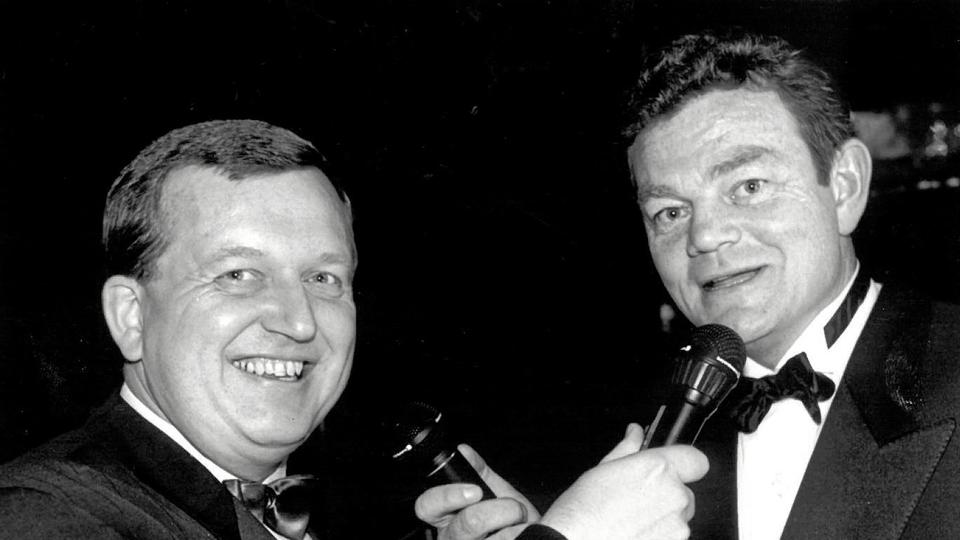Peter Reinau har også altid været med til boksestævner, mens Aalborg var Danmarks bokseby nummer 1. Her med Per Johansen, speaker ved et dinnerstævne hos IK Sparta i november 1994. Foto: Søren Schnoor