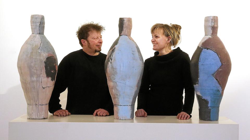 Det er sjældent de to keramikere, Jean-Francois Thiérion og Nina Lund, udstiller sammen. Men det gør de fra på lørdag hos Morsø Kunstforening.