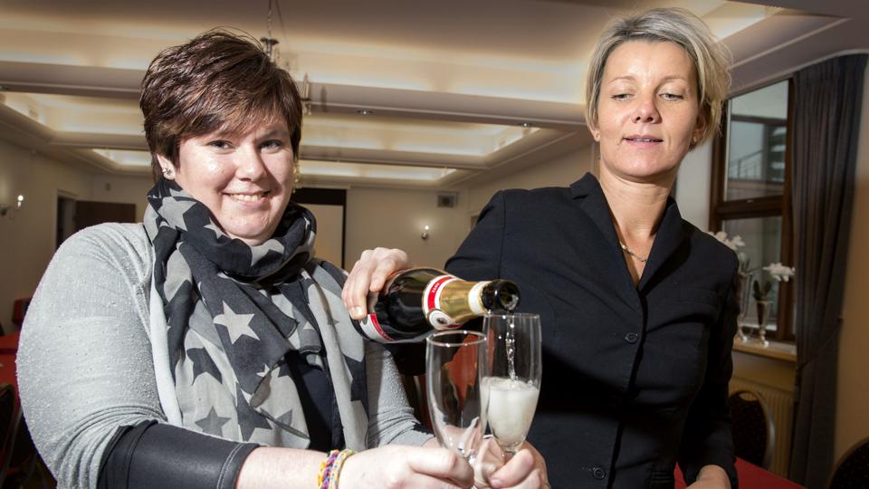 Louise Munk Sørensen og Betina Jespersgaard er parat med bobler og feststemning, når der er bryllupsmesse på Hotel Phønix 25. februar. ?Foto: Henrik Louis Simonsen