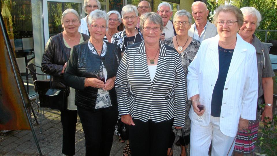 60 års-jubilarerne var Birte Larsen (forrest t.v.), Birte Holm og Winni Høegh. 2. række t.v.: Lissy Nielsen, Tove Jacobsen, Lillian Madsen og Else Nielsen. Bagerst t.v.: Karen Larsen, Karen Magrethe Bertelsen, Ole Askehaven, Axel Frandsen og Bent Nyrup Nielsen. Privatfoto