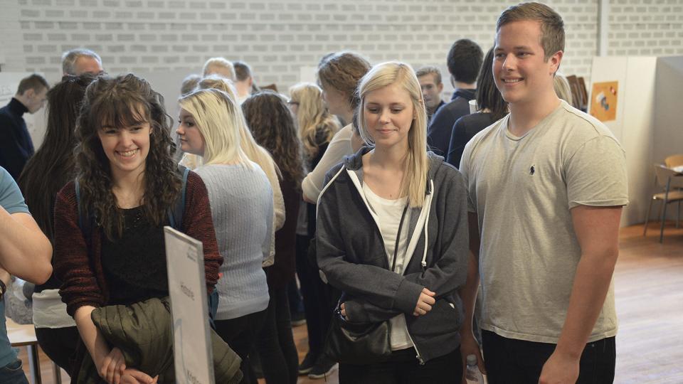 Stine Lauth (i midten) og Malthe Rod (th.) var med til at planlægge Religionernes Dag på gymnasiet. <i>Michael Bygballe</i>
