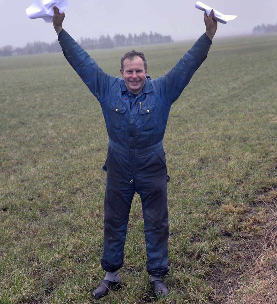 Søren Villadsen med tilladelsen til at måtte bygge en motocrossbane ved hjælp af den jord, som han har en aftale med et entreprenørfirma om. Foto: Mogens Laier