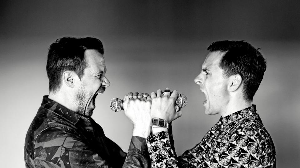 De Eneste To, Peter Sommer og Simon Kvamm, råber til hinanden i Det Musiske Hus fredag aften.