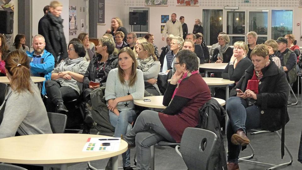 Spørgelysten var stor, da omkring 120 forældre mødte op til borgermøde om indretningen af den kommende M. C. Holms Skole & Børnehus i Nykøbing. Foto: Helle Mogensen