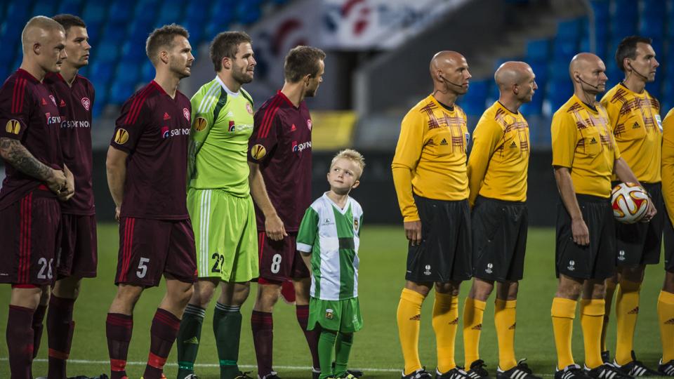 Der venter et minuts stilhed forud for torsdagens Europa League-opgør mod Club Brugge. Arkivfoto: Martin Damgård