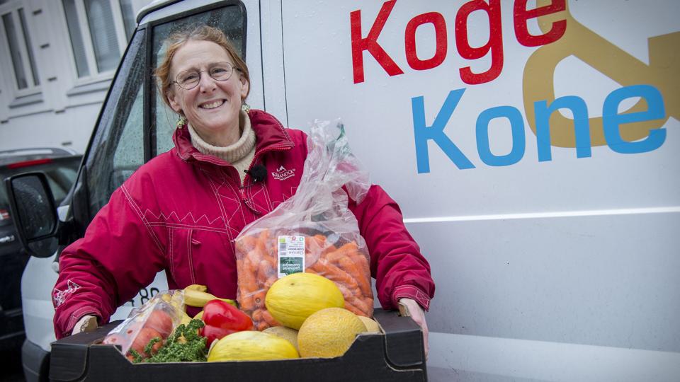 59-årige Bente Schjødt fra foreningen Nordjysk Fødevareoverskud kører hver onsdag ud med gratis frugt og grønt til sociale organisationer i Aalborg-området. <i>Foto: Sarah Würtz</i>