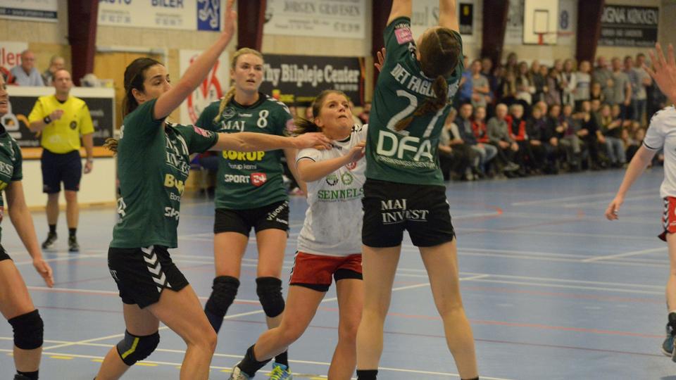 Nordthys Camilla Bundgaard havde det svært mod landsholdsspilleren Louise Burgaard i Viborgs forsvar.Foto: Mogens Laier.