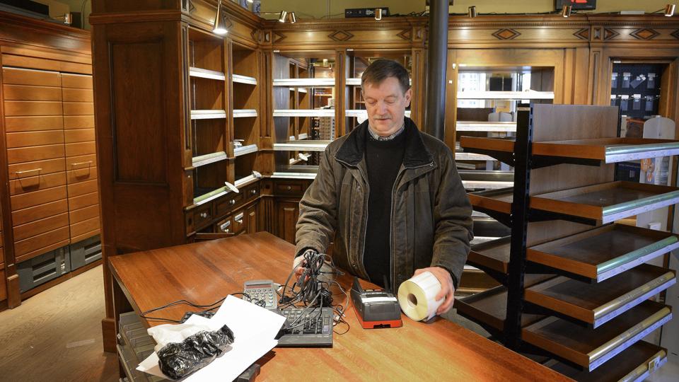 Efter næsten 350 år med apotek i Jens Bangs Stenhus, fjernede apoteker Finn Ossian i går nogle af de sidste ting fra de gamle lokaler. Foto: Michael Bygballe <i>Michael Bygballe</i>