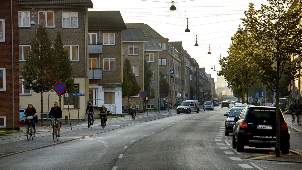 Der mangler parkeringspladser i Vestbyen. Hvad er løsningen? Arkivfoto: Lars Pauli.