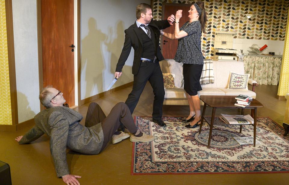 I ”Til andet er bevist” udspiller der sig et morderisk trekantdrama mellem den mystiske Mr. Stone (Erik Viinberg - t.v.), kriminalkommissær Hallet (Ronny Sterlø) og krimiforfatteren Dee Redmond (Katrine Beck Ibsen). <i>Michael Bygballe</i>