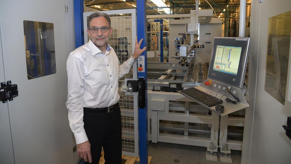 Teknisk direktør Bent Søgaard ved den maskine, som efter planen skulle have produceret et endnu mere miljørigtigt vindue, som nu risikerer at blive for dyrt for det danske marked på grund af der ikke længere er regler for isoleringen af et vindue.Foto: Mogens Laier