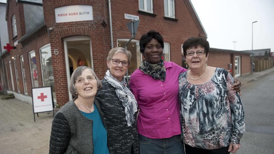 Dagens hold foran genbrugsbutikken i Jernbanegade i Støvring, fra venstre frivillig Bodil Bach, afløser Jytte Justesen, praktikant Elisabeth fra Congo og daglig leder gennem 10 år Ellen Christensen.