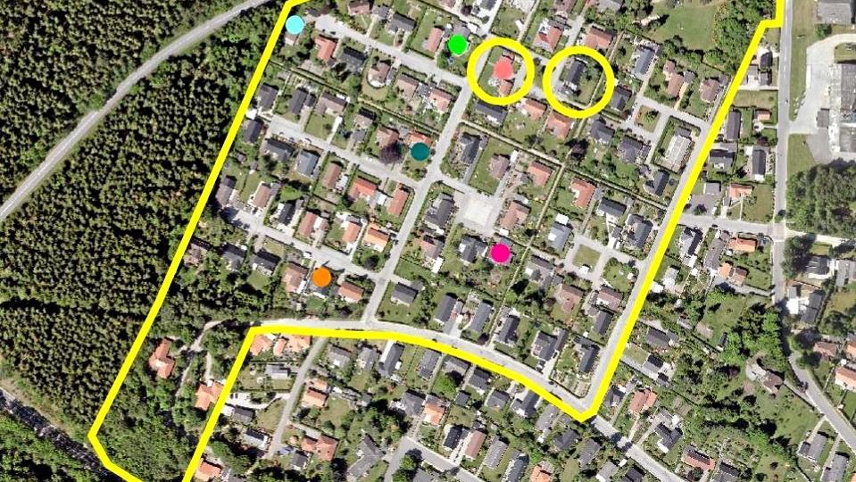 Ifølge kommunens forvaltning er der konstateret fem mindre afvigelser fra byggelinjen på Tyttebærvej (markeret med farvede pletter), men efter forvaltningens vurdering er det dog ikke nok til, at beboerne i nummer 18 og 26 (markeret med gule cirkler) kan have en berettiget forventning om at få enten en lovliggørelse eller en byggetilladelse. Det skal en ”afstemning” blandt beboerne nu afgøre.Illustration: Mariagerfjord Kommune
