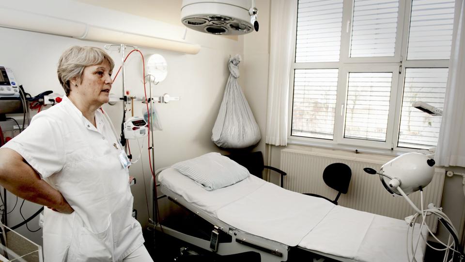 Chefjordemoder Lisbet Hammer og hendes kolleger på Aalborg Universitetshospital har genopfrisket den ældgamle viden, at intet kan hamle op med modermælk til et nyfødt barn. Modermælken kan i yderste konsekvens redde et for tidligt født barns liv. Arkivfoto: Johnny Jacobsen <i>Pressefotograf Johnny Jacobsen</i>