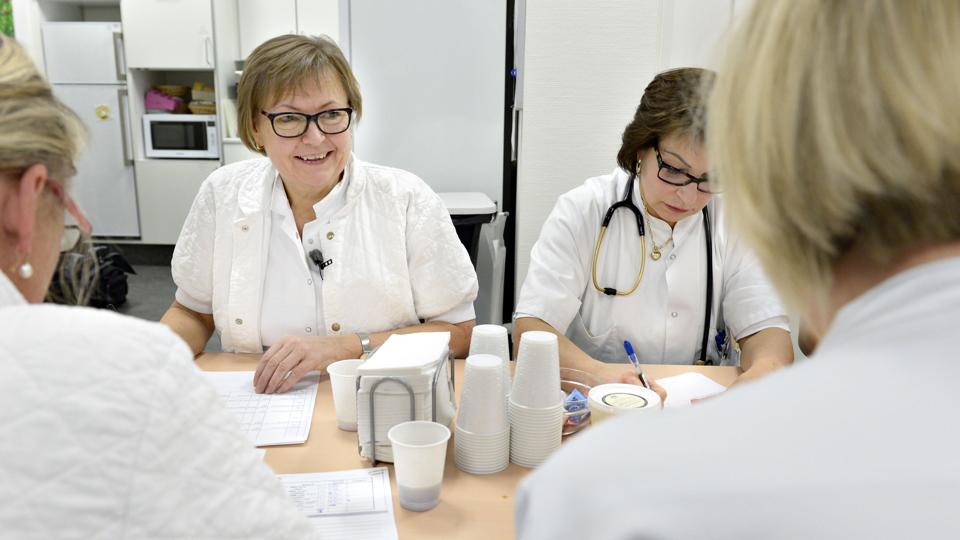 Grethe Nørgaard, afsnitsledende sygeplejerske på akutafdeling 404, i gang med afdelingens tavlemøde.Foto: Bente Poder