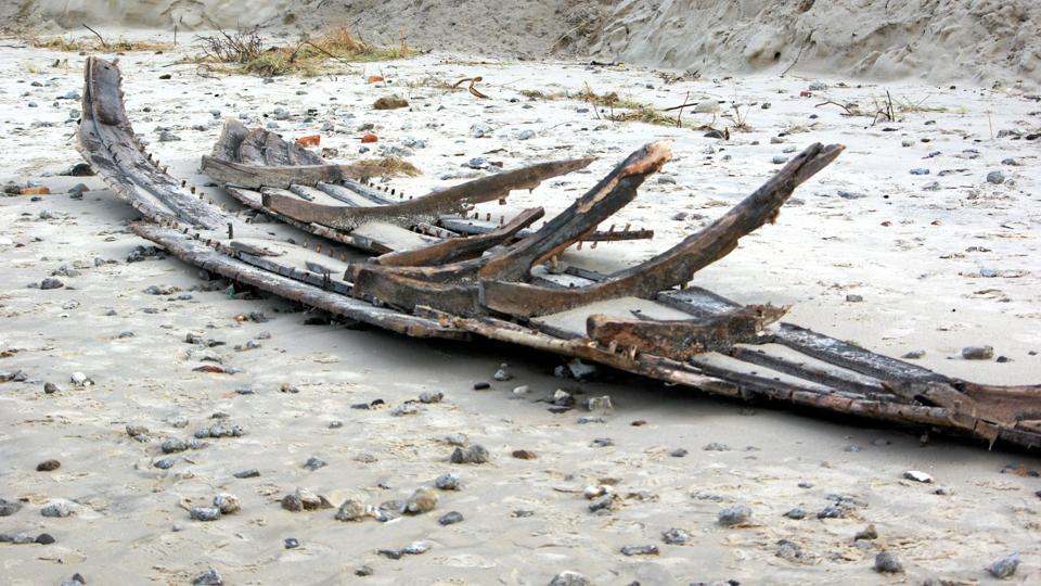 Sådan så vraget ud, da det skyllede op på land efter stormen Egon. De lange buede træstykker er skibets spanter, hvor nogle stykker desværre mangler nu. Arkivfoto: Gunnar Husebø