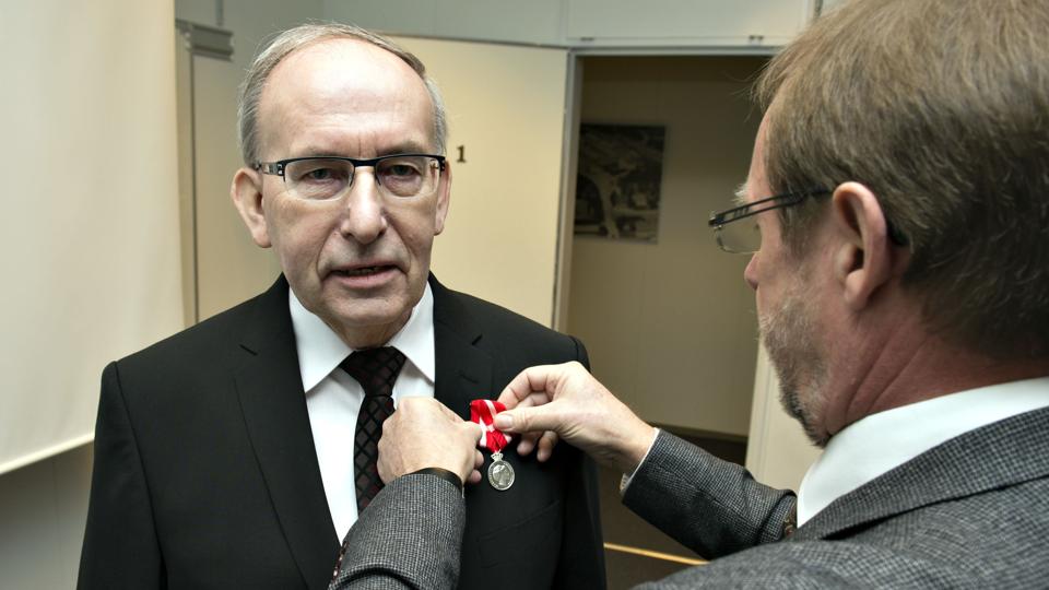 Møller Christensen fik Dronningens Fortjenstmedalje af salgsdirektør Jørn Hoffmann. Foto: Kurt Bering