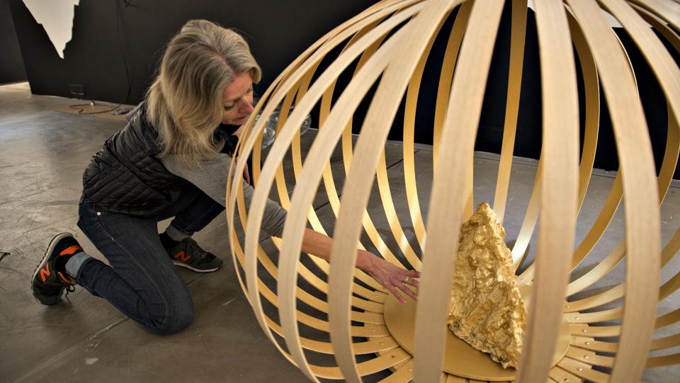 Billedkunstneren Marianne Grønnow har lavet udstillingen Wonder World, der giver noget til alle sanser for mennesker i alle aldre. Foto: Kurt Bering