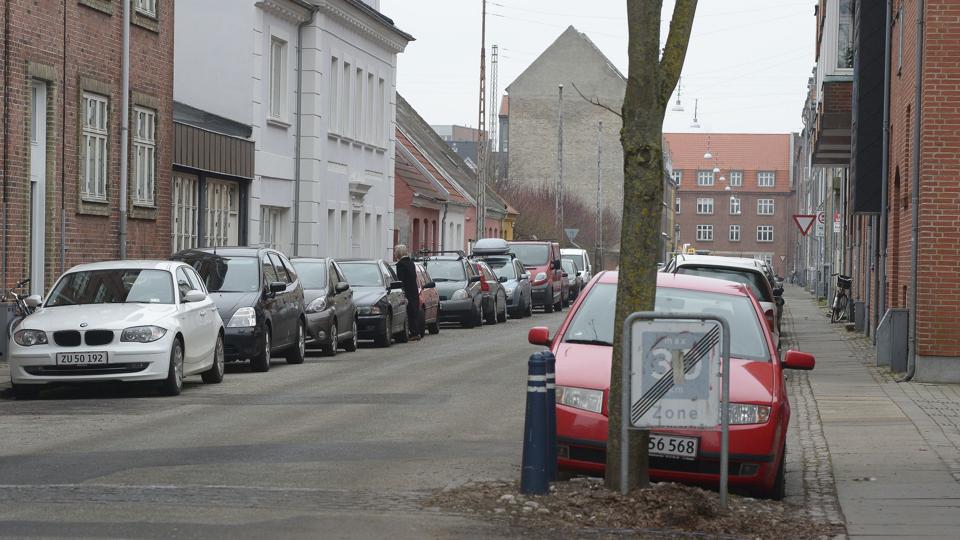 Bilerne holder tæt i Helgolandsgade - og til tider også ulovligt. Det har udløst mange parkeringsbøder.Foto: Grethe Dahl <i>Grete Dahl</i>