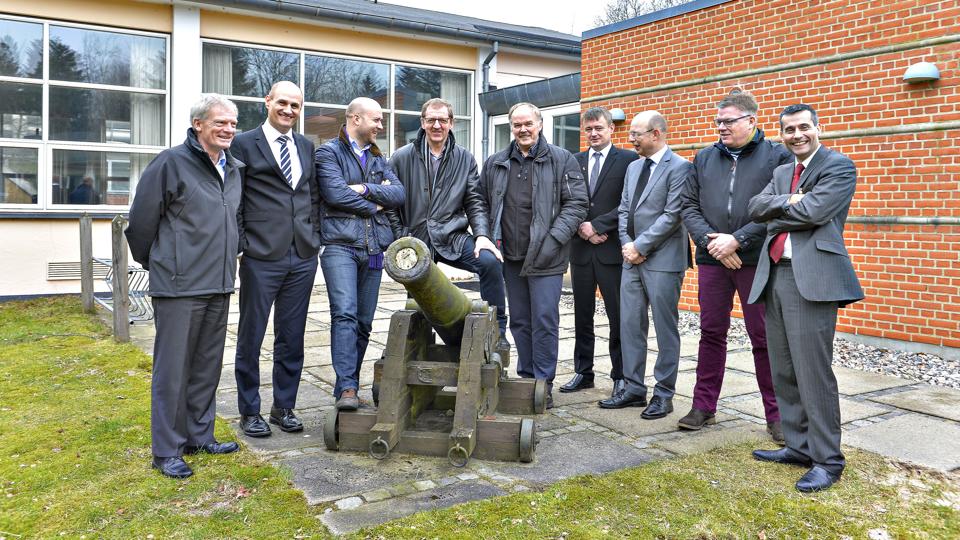 Politikerbesøg på Denex. Daniel Rugholm, Bjarne Laustsen og og Bent Bøgsted flankeret af til venstre Frank Bill, direktør for Forsvarsindustrien i Danmark, Patrick Lombardia, direktør for Denex, og til højre Peter Houlberg, produktionschef, Henrik Weiss, kvalitetschef, Morten Dahlberg, formand for 3F og konsulent Aristide Debié. Foto: Bent Bach <i>Hans Ravn</i>
