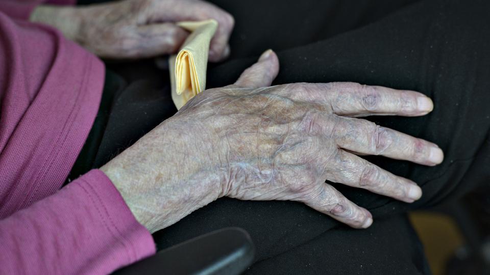 I den budgetaftale, som flertalsgruppen i Hjørring Byråd har indgået, er der lagt op til færre besparelser på Sundheds,- ældre- og handicapområdet. Arkivfoto: Bent Bach <i>Bent Bach</i>