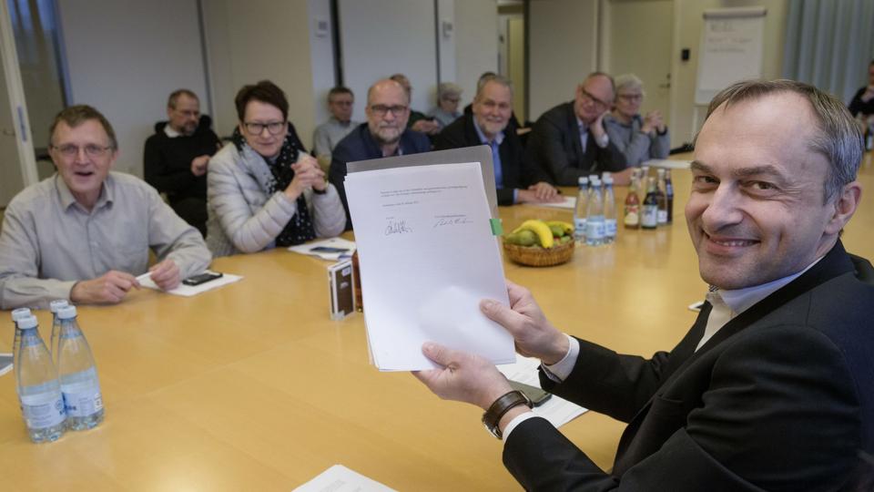Overenskomstaftalen mellem FOA og KL blev mandag morgen underskrevet af Anders Bondo Christensen (tv) og KL’s chefforhandler Michael Ziegler (th) hos Kommunernes Landsforening i København. Foto: Jens Astrup/Scanpix <i>Scanpix Denmark</i>