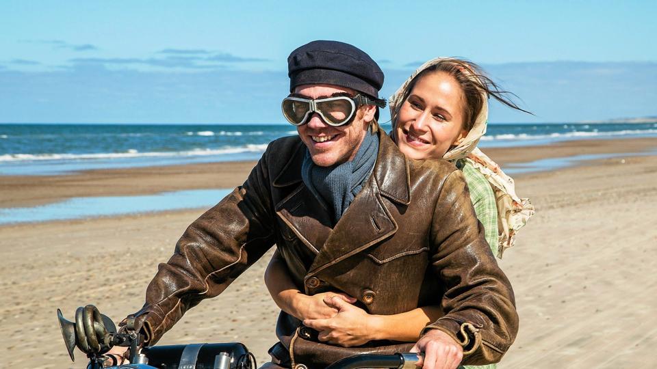 Morten og Fie med fuld fart på Harley Davidson-maskinen hen over de øde strand-strækninger. Foto: Mike Kolöffel